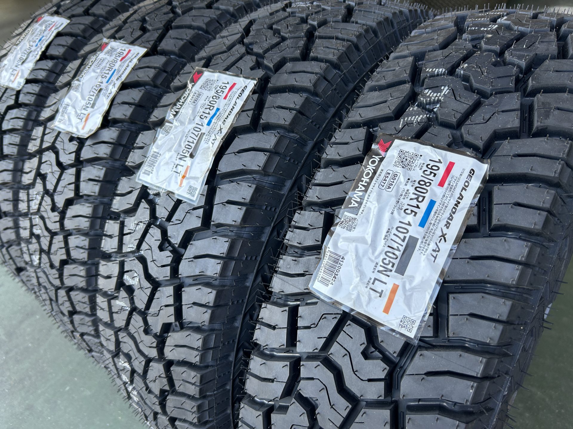 ヨコハマタイヤ 195/80R15新車外しキャラバン 2023年製 新車外し バリ溝美品】ニッサン NV350 キャラバン 純正